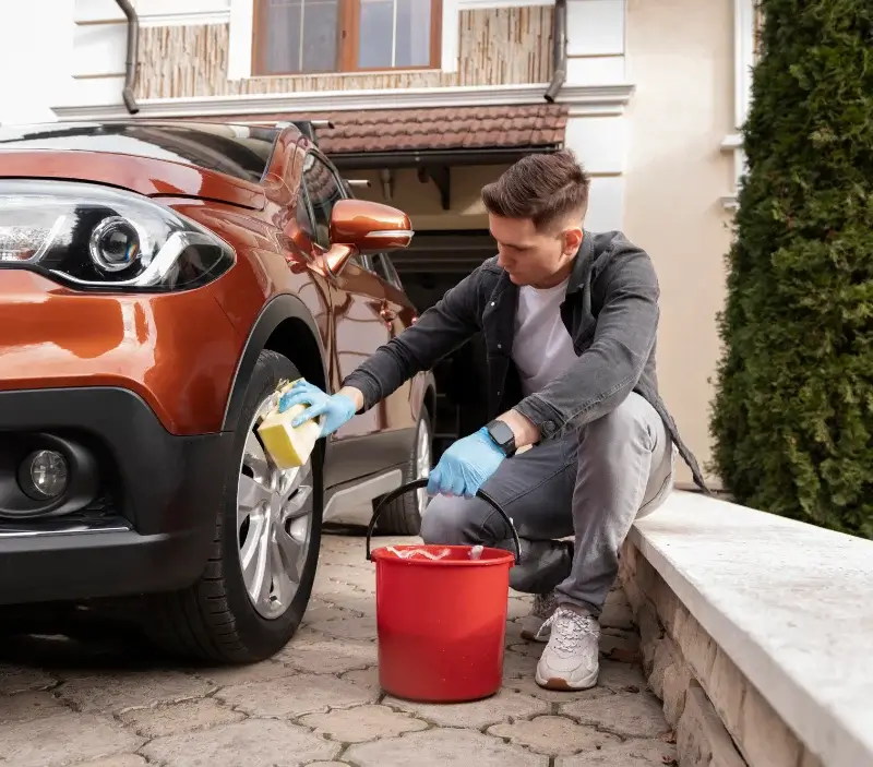 Lavage auto à domicile Castéra-Bouzet : professionnel intervenant sur un véhicule
